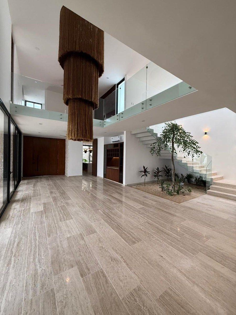 Venta de casa en Xcanatún, Mérida con amenidades de 597 m2 — foto 1