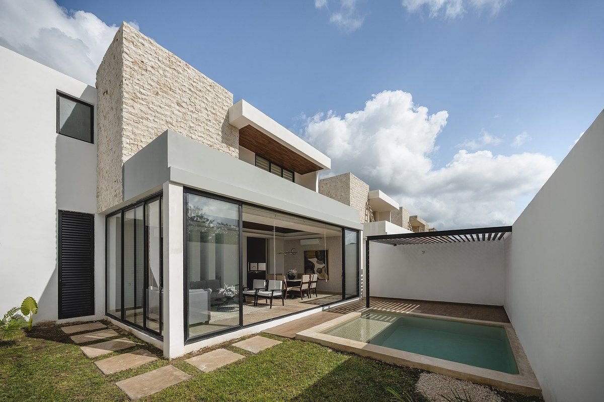 CASA EN VENTA COMPLETAMENTE EQUIPADA EN TEMOZÓN NORTE, PRIVADA LENORA — foto 1