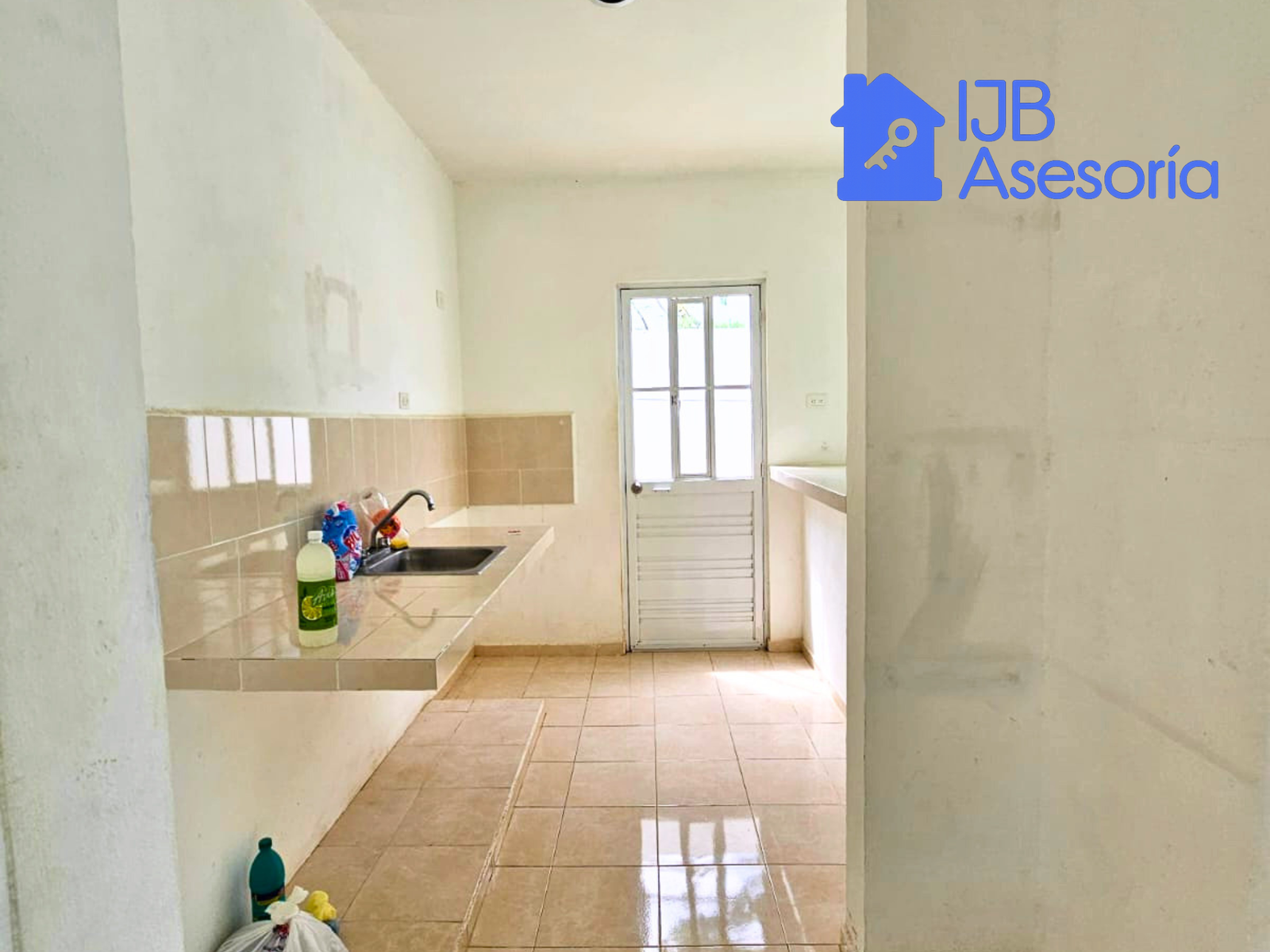 Casa en venta en Sian Ka’an IV, Mérida | Patio amplio, 2 estacionamientos y libre de gravamen — foto 3