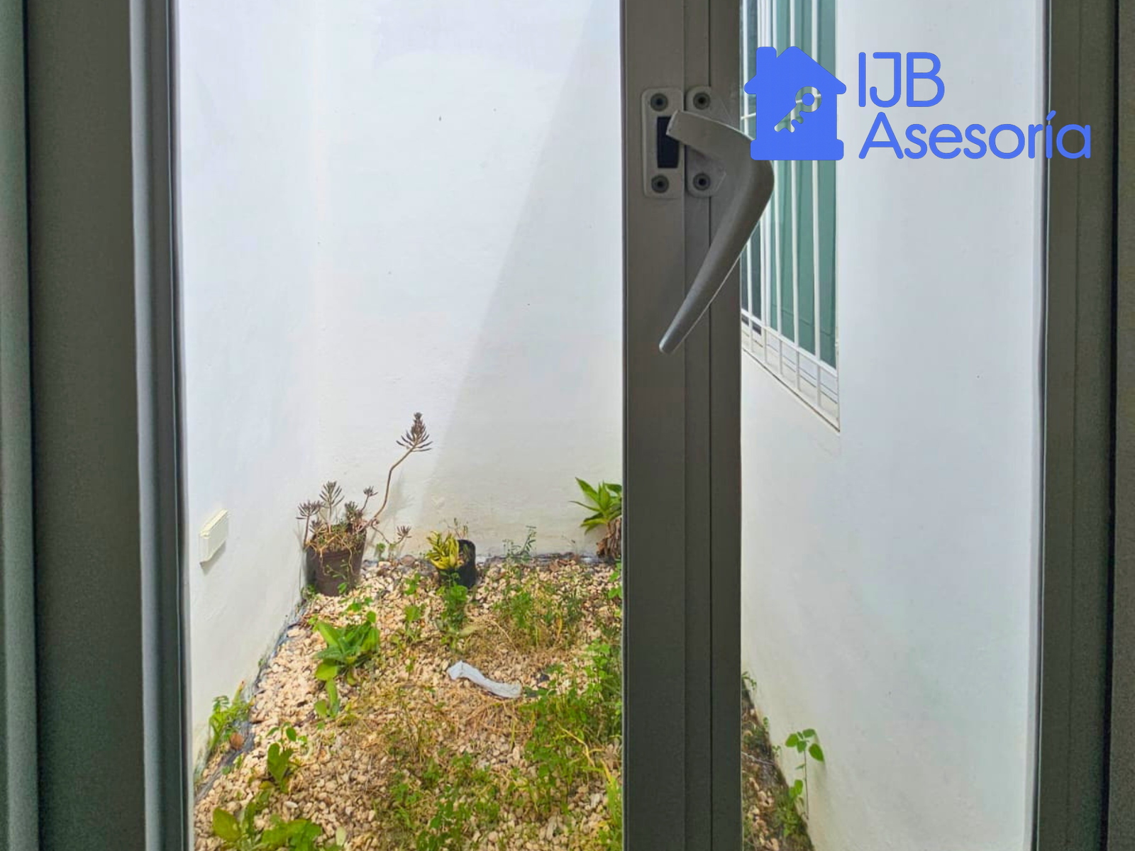 Casa en venta en Sian Ka’an IV, Mérida | Patio amplio, 2 estacionamientos y libre de gravamen — foto 4