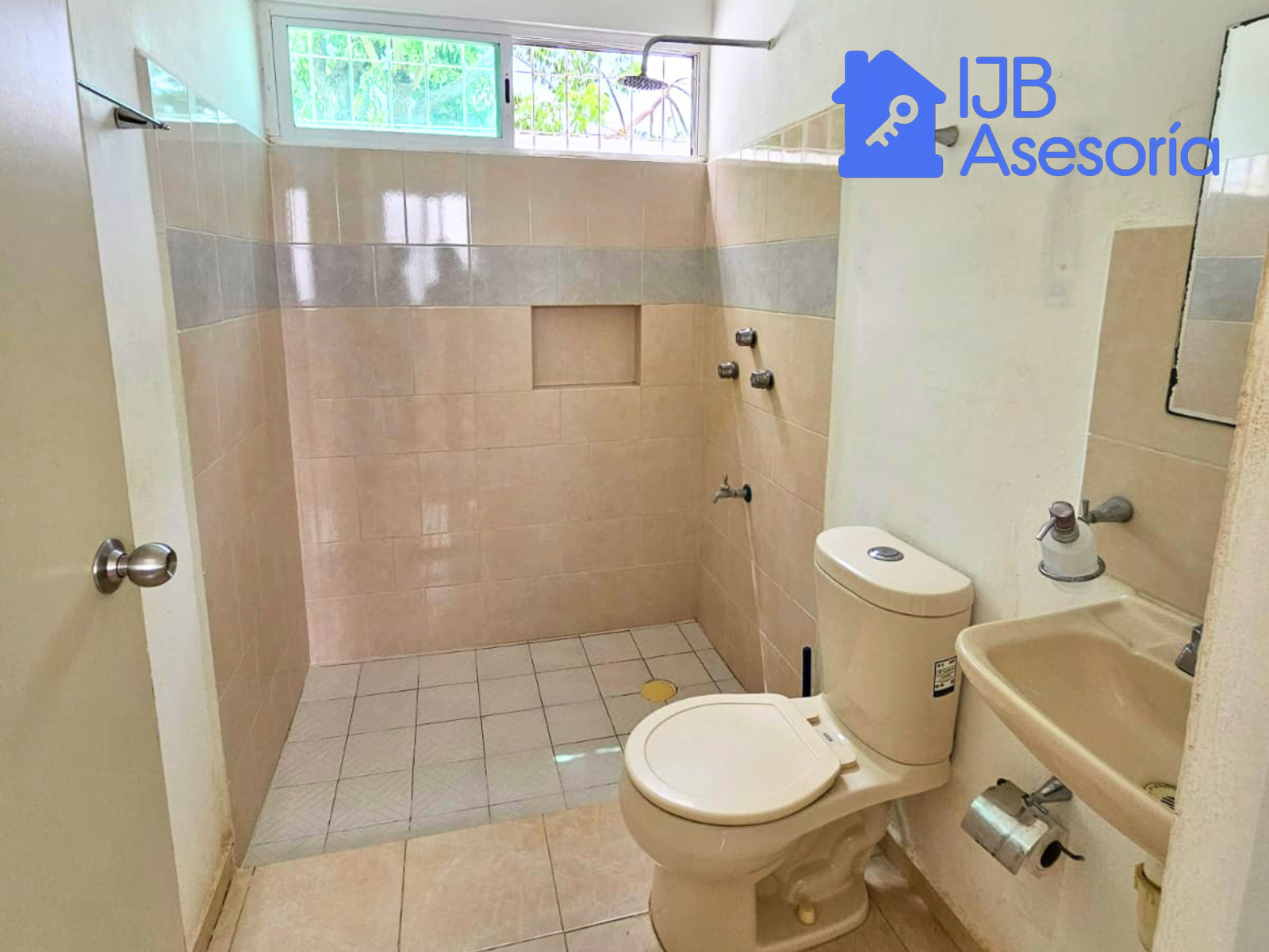 Casa en venta en Sian Ka’an IV, Mérida | Patio amplio, 2 estacionamientos y libre de gravamen — foto 6